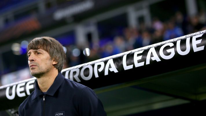 HAMBURG, GERMANY - SEPTEMBER 25: Oleksandr Shovkovskyi, Manager of FC Dynamo Kyiv looks on during the UEFA Europa League 2024/25 League Phase MD1 match between FC Dynamo Kyiv and S.S. Lazio at Volksparkstadion on September 25, 2024 in Hamburg, Germany. (Photo by Selim Sudheimer/Getty Images) Shovkovskyi: ”La Roma è una delle squadre più forti in Europa. Ho studiato Juric” - immagine 1