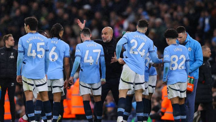 MANCHESTER, INGHILTERRA - 23 FEBBRAIO: Josep 'Pep' Guardiola, manager del Manchester City, impartisce istruzioni durante la partita di Premier League tra Manchester City FC e Liverpool FC all'Etihad Stadium il 23 febbraio 2025 a Manchester, Inghilterra. (Foto di James Gill - Danehouse/Getty Images) Manchester City Premier League