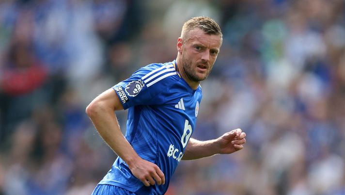 LEICESTER, ENGLAND - MAY 18: Jamie Vardy of Leicester City looks on during the Premier League match between Leicester City FC and Ipswich Town FC at The King Power Stadium on May 18, 2025 in Leicester, England. (Photo by George Wood/Getty Images) Calciomercato Serie A: il Sassuolo sonda Taremi, idea Vardy per la Cremonese- immagine 2