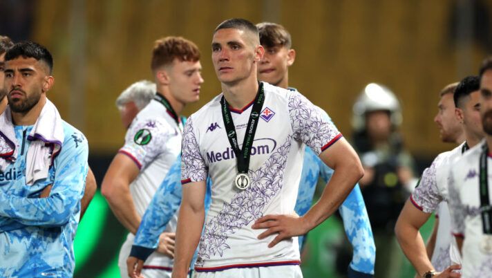 ATHENS, GREECE - MAY 29: Nikola Milenkovic of ACF Fiorentina looks dejected after collecting his runners up medal after the team's defeat in the UEFA Europa Conference League 2023/24 final match between Olympiacos FC and ACF Fiorentina at AEK Arena on May 29, 2024 in Athens, Greece. (Photo by Michael Steele/Getty Images) Fiorentina, nella delusione ci sono tre 7 in pagella: i migliori per la Gazzetta dello Sport - immagine 1