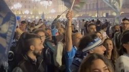 I tifosi azzurri sono ovunque: a Torino cori e balli per il Napoli