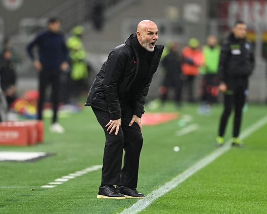 MILAN, ITALY - NOVEMBER 04: Head coach of AC Milan Stefano Pioli reacts during the Serie A TIM match between AC Milan and Udinese Calcio at Stadio Giuseppe Meazza on November 04, 2023 in Milan, Italy. (Photo by Claudio Villa/AC Milan via Getty Images) “Il Milan ha compiuto un vero azzardo sul mercato e ha troppi infortuni”- immagine 2