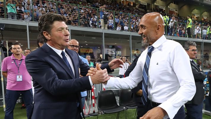 MILAN, ITALY - AUGUST 26: Head coach of FC Internazionale Luciano Spalletti (R) shakes hands with head coach of Torino FC Walter Mazzarri before the serie A match between FC Internazionale and Torino FC at Stadio Giuseppe Meazza on August 26, 2018 in Milan, Italy. (Photo by Marco Luzzani - Inter/FC Internazionale via Getty Images) mazzarri spalletti