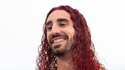 Cucurella mantiene la parola e si tinge di rosso i capelli: “Ogni promessa è debito!”