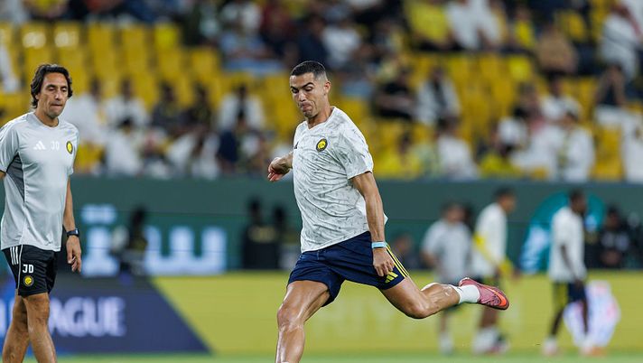 RIYADH, SAUDI ARABIA - NOVEMBER 1: Cristiano Ronaldo of team Al-Nassr FC warms up prior to the Saudi Pro League match between Al Nassr and Al Fayha at Al Awwal Park on November 1, 2025 in Riyadh, Saudi Arabia. (Photo by Abdullah Ahmed/Getty Images) Cristiano Ronaldo su Messi: “Lui migliore di me? Non sono d’accordo” - immagine 1