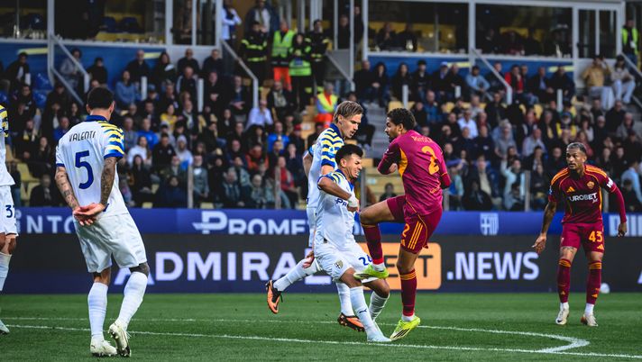 PARMA, ITALY - MAY 10: AS Roma player Devyne Rensch scores the goal during the Serie A match between Parma Calcio 1913 and AS Roma at Stadio Ennio Tardini on May 10, 2026 in Parma, Italy. (Photo by Luciano Rossi/AS Roma via Getty Images) Marelli sul rigore a Rensch: “Britschgi lo cintura. Il secondo gol è regolare” - immagine 1