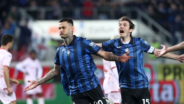BERGAMO, ITALY - APRIL 24: Gianluca Scamacca of Atalanta BC celebrates a goal which is later ruled out by the Video Assistant Referee during the Coppa Italia Semi-final second leg match between Atalanta and ACF Fiorentina at Stadio Atleti Azzurri d'Italia on April 24, 2024 in Bergamo, Italy. (Photo by Marco Luzzani/Getty Images) Roma decisa su Scamacca: ha parlato con Gasperini, trattativa con l’Atalanta - immagine 1