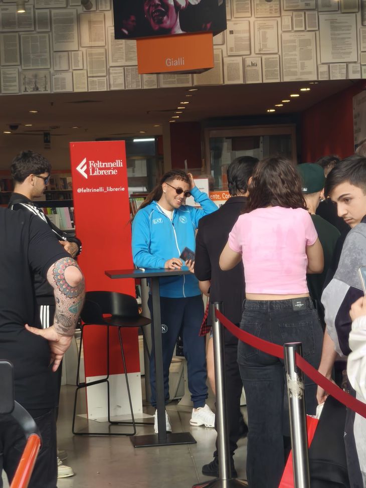 Sayf, al firmacopie alla Feltrinelli si presenta con la tuta del Napoli – FOTO- immagine 2