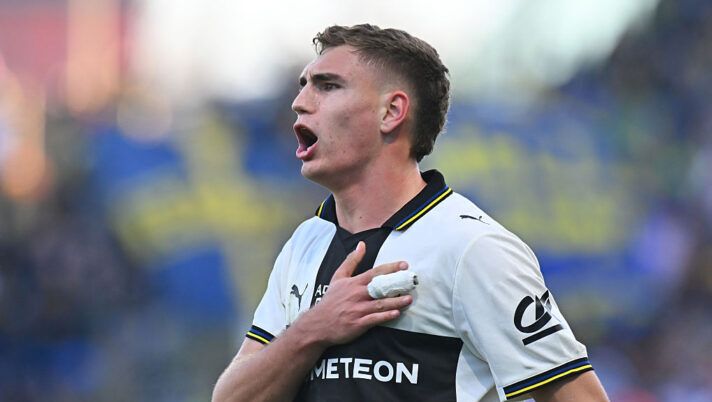 PARMA, ITALY - FEBRUARY 15: Mateo Pellegrino of Parma Calcio celebrates after scoring his team second goal during the Serie A match between Parma Calcio 1913 and Hellas Verona FC at Stadio Ennio Tardini on February 15, 2026 in Parma, Italy. (Photo by Alessandro Sabattini/Getty Images) La preview dell’ultima giornata al fantacalcio: partita per partita, ecco chi mettere e chi no- immagine 1