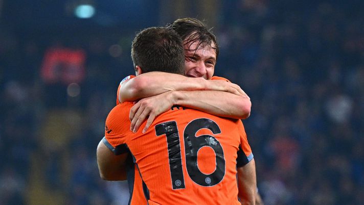 UDINE, ITALY - APRIL 08: Davide Frattesi of FC Internazionale celebrates with Nicolo Barella after scoring the goal during the Serie A TIM match between Udinese Calcio and FC Internazionale - Serie A TIM at Dacia Arena on April 08, 2024 in Udine, Italy. (Photo by Mattia Ozbot - Inter/Inter via Getty Images) Inter, futuro assicurato con Barella-Frattesi: entrambi trascinatori. E l’anno prossimo… - immagine 1