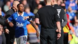 Ex Inter, l’espulsione di Ashley Young infiamma il derby di Liverpool