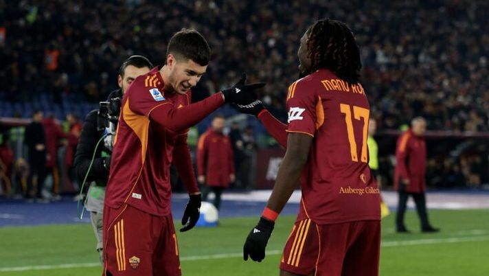ROME, ITALY - JANUARY 10: Matias Soule and Manu Kone of AS Roma celebrates after scoring the team's second goal during the Serie A match between AS Roma and US Sassuolo Calcio at Stadio Olimpico on January 10, 2026 in Rome, Italy. (Photo by Paolo Bruno/Getty Images) I voti di Roma-Sassuolo al fanta: Soulé come El Shaarawy e Koné! Ferguson come Pinamonti, Wesley, Dybala… - immagine 1