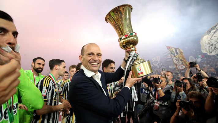ROME, ITALY - MAY 15: Massimiliano Allegri, Head Coach of Juventus, lifts the Coppa Italia trophy after the team's victory during the Coppa Italia 2023/2024 Final match between Atalanta BC and Juventus FC at Olimpico Stadium on May 15, 2024 in Rome, Italy. (Photo by Paolo Bruno/Getty Images) allegri napoli