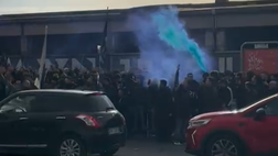 I tifosi aspettano l’arrivo della squadra a Capodichino: entusiasmo alle stelle