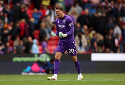 'STOKE-ON-TRENT, INGHILTERRA - 30 AGOSTO: Josh Griffiths del West Bromwich Albion celebra la vittoria dopo la partita di Sky Bet Championship tra Stoke City e West Bromwich Albion al Bet365 Stadium il 30 agosto 2025 a Stoke-on-Trent, Inghilterra. (Foto di Nathan Stirk/Getty Images) Middlesbrough-WBA: dove vedere la partita in diretta TV ed in streaming LIVE- immagine 3
