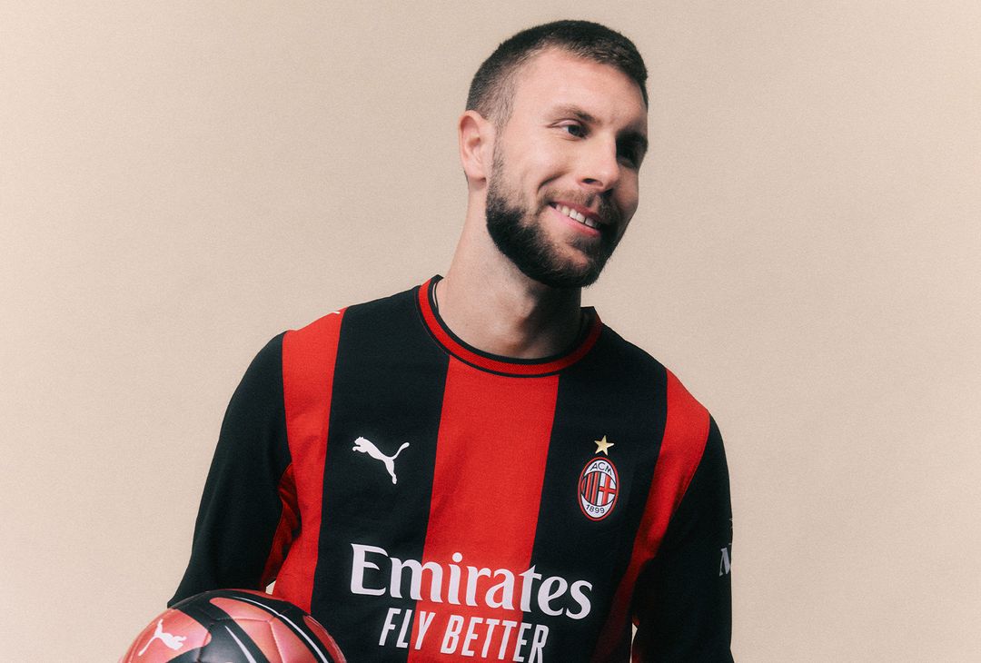 Nuova prima maglia AC Milan 2026-2027 PUMA (Fonte Milan) Nuova prima maglia AC Milan 2026-2027 PUMA (Fonte Milan)