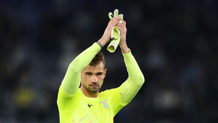ROME, ITALY - DECEMBER 07: Ivan Provedel of Lazio applauds the fans following the Serie A match between SS Lazio and Bologna FC 1909 at Stadio Olimpico on December 07, 2025 in Rome, Italy. (Photo by Paolo Bruno/Getty Images) I voti di Verona-Lazio al fanta: ci sono due 7! Bene Provedel, Giovane come Taylor e bocciato Ratkov - immagine 1