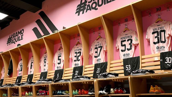 FOTO Palermo-Feralpisalò: le maglie che indosseranno i rosanero al “Renzo Barbera” FOTO Palermo-Feralpisalò: le maglie che indosseranno i rosanero al “Renzo Barbera” - immagine 1