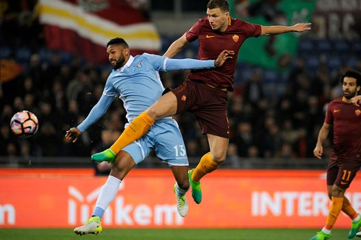 Fortuna Wallace della SS Lazio combatte con Edin Dzeko dell'AS Roma durante la partita di TIM Cup tra AS Roma e SS Lazio allo Stadio Olimpico il 4 aprile 2017 a Roma “Capitano mio capitano”: i capitani storici del derby Lazio-Roma- immagine 6