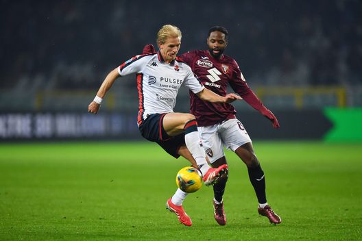 TURIN, ITALY - FEBRUARY 08: Morten Thorsby of Genoa is challenged by Adrien Tameze of Torino during the Serie A match between Torino and Genoa at Stadio Olimpico di Torino on February 08, 2025 in Turin, Italy. (Photo by Valerio Pennicino/Getty Images)