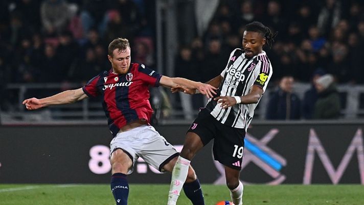 BOLOGNA, ITALY - DECEMBER 14: Tommaso Pobega of Bologna FC competes for the ball with Khephren Thuram of Juventus during the Serie A match between Bologna FC 1909 and Juventus FC at Renato Dall'Ara Stadium on December 14, 2025 in Bologna, Italy. (Photo by Alessandro Sabattini/Getty Images) pobega-la-prima-volta-da-avversario-rossonero-senza-cordone-ombelicale