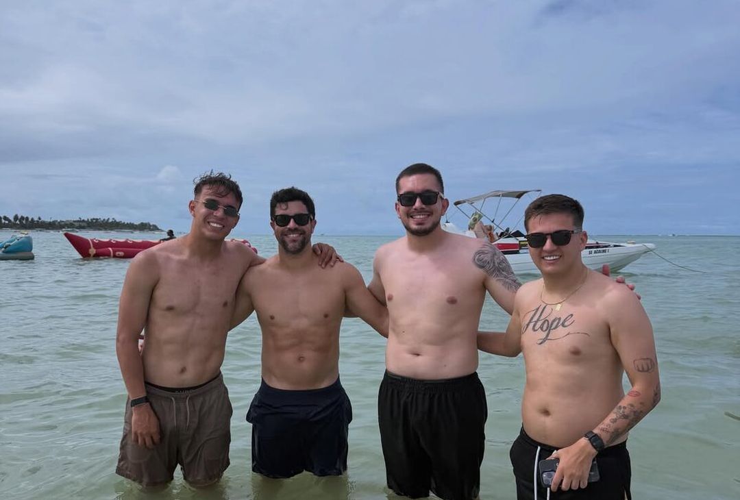 Giovane relax in vacanza: tramonti mozzafiato e divertimento per lui – LA GALLERY- immagine 1