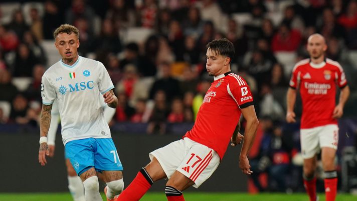 LISBON, PORTUGAL - DECEMBER 10: Amar Dedic of SL Benfica with Noa Lang of SSC Napoli in action during the UEFA Champions League 2025/26 League Phase MD6 match between SL Benfica and SSC Napoli at Estadio da Luz on December 10, 2025 in Lisbon, Portugal. (Photo by Gualter Fatia/Getty Images) Udinese News – Il Napoli spende energie in UCL: il punto - immagine 1