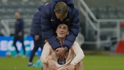 Barcellona, che emozioni: Flick abbraccia Gavi in attesa del ritorno in campo