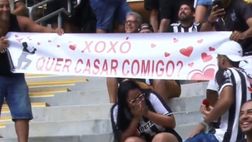 Striscione fra i tifosi dell’Atletico Mineiro: ma è per lei…mi vuoi sposare?