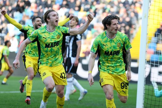 UDINE, ITALIA - 15 FEBBRAIO: Andrea Pinamonti del Sassuolo festeggia il secondo gol della sua squadra con il compagno di squadra Kristian Thorstvedt durante la partita di Serie A tra Udinese Calcio e US Sassuolo Calcio allo Stadio Friuli il 15 febbraio 2026 a Udine, Italia. (Foto di Timothy Rogers/Getty Images)