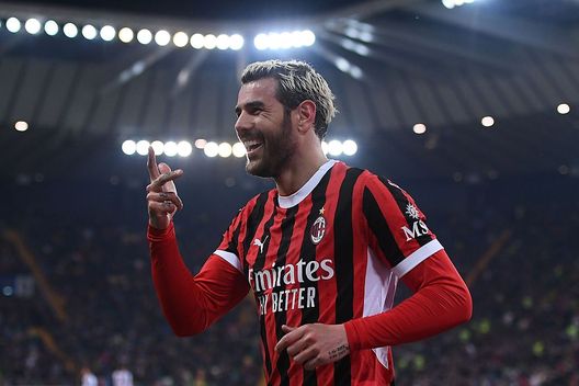 UDINE, ITALY - APRIL 11: Theo Hernández of AC Milan celebrates after scoring his team third goal
during the Serie A match between Udinese and AC Milan at Stadio Friuli on April 11, 2025 in Udine, Italy. (Photo by Alessandro Sabattini/Getty Images) theo-hernandez-al-hilal-addio-milan-mercato-calciomercato-arabia-saudita-news-ultima-ora