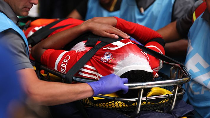 ATLANTA, GEORGIA - JULY 05: Jamal Musiala #42 of FC Bayern Munchen is carted from the pitch by medical staff following an injury during the FIFA Club World Cup 2025 quarter-final match between Paris Saint-Germain and FC Bayern München at Mercedes-Benz Stadium on July 05, 2025 in Atlanta, Georgia. (Photo by Kevin C. Cox/Getty Images) Infortunio Musiala, Courtois difende Donnarumma: “E’ stata solo sfortuna” - immagine 1