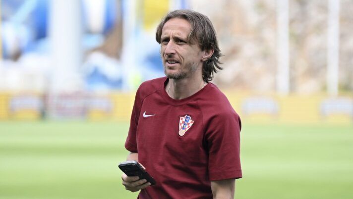 RIJEKA, CROATIA - JUNE 02: Luka Modric of Croatia inspects the pitch prior to the international friendly match between Croatia and Belgium at Stadion HNK Rijeka on June 02, 2026 in Rijeka, Croatia. (Photo by Jurij Kodrun/Getty Images) Gazzetta – Modric a giorni decide se restare al Milan: ecco da cosa dipende la sua scelta - immagine 1