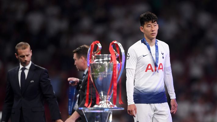 Heung-Min Son passa accanto alla coppa della Champions League dopo la sconfitta in finale contro il Liverpool (Photo by Laurence Griffiths/Getty Images) Son Tottenham