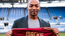 Anthony Mackie, il nuovo Capitan America è giallorosso: lo scatto con la 12 di Saud