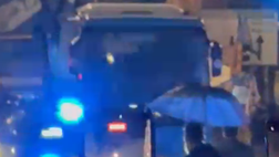 Il pullman del Napoli è arrivato al Maradona! L’accoglienza del tifo azzurro – VIDEO