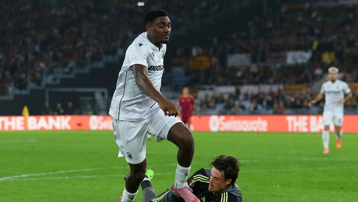 ROME, ITALY - OCTOBER 23: Rafiu Durosinmi of Viktoria Plzen and Mile Svilar of AS Roma battle for possession during the UEFA Europa League 2025/26 League Phase MD3 match between AS Roma and FC Viktoria Plzen at Stadio Olimpico on October 23, 2025 in Rome, Italy. (Photo by Paolo Bruno/Getty Images) Durosinmi provoca l’Olimpico dopo il gol: il gesto fa infuriare i romanisti - immagine 1