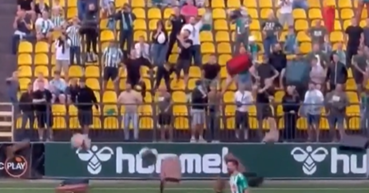 video mister vai via tifosi lanciano valigie in campo incredibile protesta in lituania