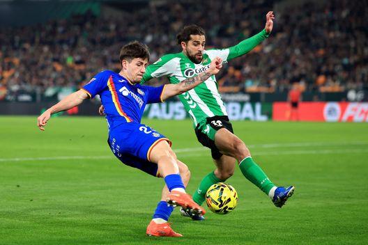 Adrián Liso del Getafe CF controlla il pallone sotto la pressione di Ricardo Rodríguez del Real Betis durante la partita di LaLiga EA Sports tra Real Betis Balompié e Getafe CF, disputata allo stadio La Cartuja il 21 dicembre 2025 a Siviglia, Spagna.(Foto di Fran Santiago/Getty Images) Liga, Vallecano-Getafe: dove vedere la gara in streaming gratis- immagine 5