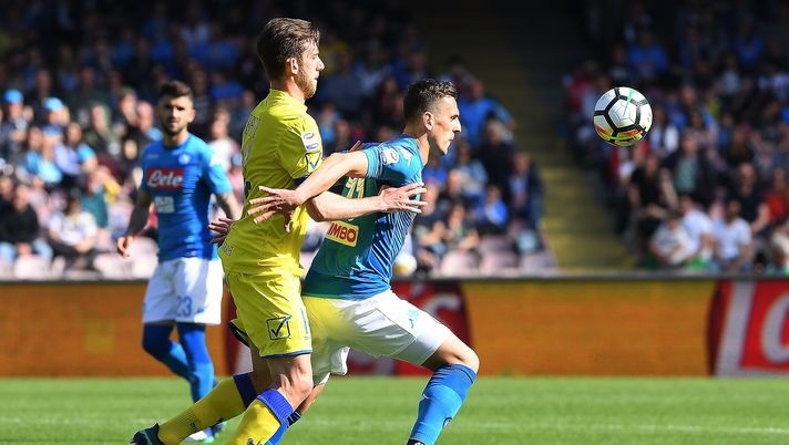 NAPLES, ITALY - APRIL 08: Arkadiusz Milik of SSC Napoli vies with Mattia Bani of AC Chievo Verona during the serie A match between SSC Napoli and AC Chievo Verona at Stadio San Paolo on April 8, 2018 in Naples, Italy. (Photo by Francesco Pecoraro/Getty Images) Chievo, la difesa non ha certezze: i gialloblù subiscono gol da 15 partite - immagine 1