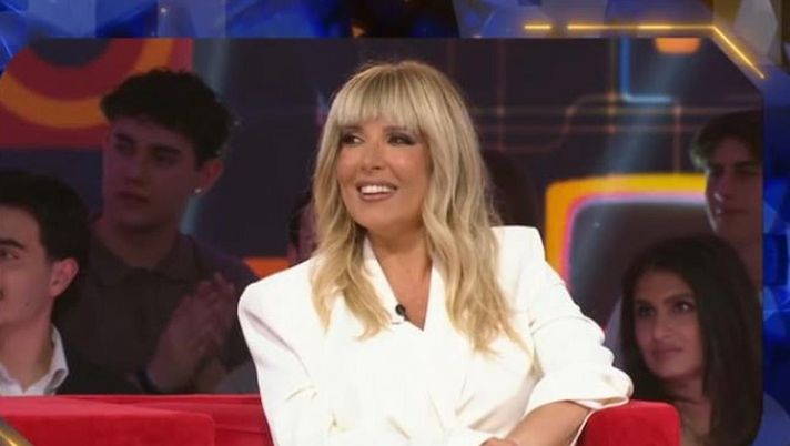 Screen Mediaset Isola dei Famosi, Selvaggia Lucarelli: “Nessun pericolo, il terremoto è lontano” - immagine 1