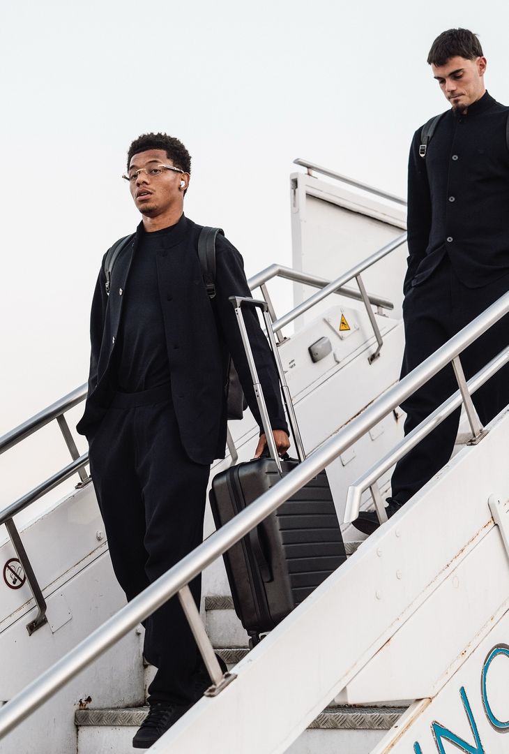 Meno di 24 ore separano Torino-Napoli dal suo fischio d'inizio: in programma per le 18:00 di domani, sabato 18 ottobre, la gara sarà valevole per la 7ª giornata del campionato 2025/26 di Serie A. Per giungere nel capoluogo piemontese, gli azzurri hanno scelto di viaggiare in aereo: l'admin dell'account Instagram della compagine partenopea ha pubblicato un quartetto di scatti che riassume il viaggio odierno degli uomini di mister Conte.