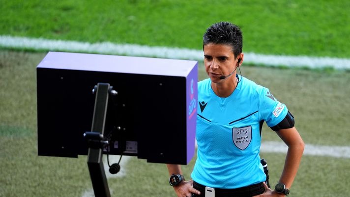 Liga Feminina, il Var a chiamata debutta nel caos: 6 revisioni e recuperi infiniti - immagine 1