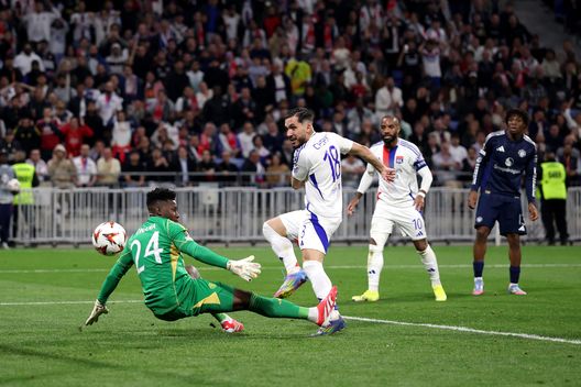 Rayan Cherki a segno contro il Manchester United in Europa League. (Foto di Michael Steele/Getty Images) Lione, Lacazette e Cherki insigniti del titolo di Cavaliere della Repubblica francese- immagine 3