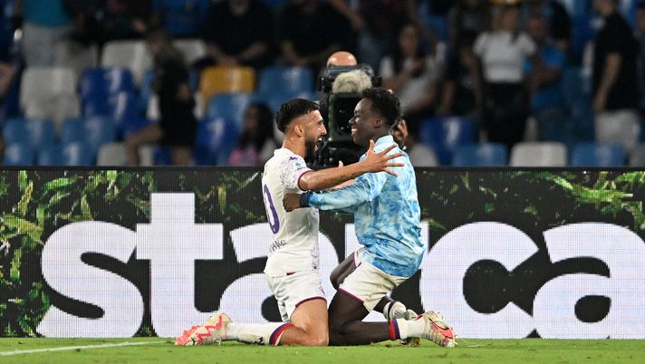 NAPLES, ITALY - OCTOBER 08: Nicolas Gonzalez of ACF Fiorentina celebrates after scoring their third side goal during the Serie A TIM match between SSC Napoli and ACF Fiorentina at Stadio Diego Armando Maradona on October 08, 2023 in Naples, Italy. (Photo by Francesco Pecoraro/Getty Images) Il profumo di Champions, le rivincite di Italiano e i peccati di gioventù - immagine 1