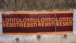 Roma, città tappezzata di poster giallorossi che inneggiano a Lotito: “Resisti”