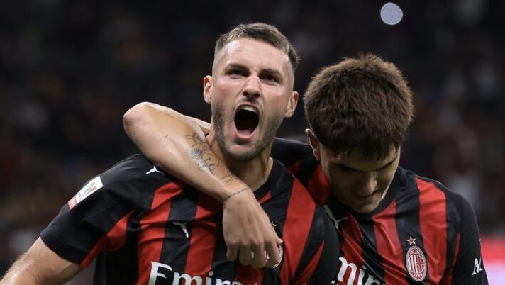 MILAN, ITALY - SEPTEMBER 23: Santiago Gimenez of AC Milan celebrates with team mate Davide Bartesaghi after scoring to give the side a 1-0 lead during the Coppa Italia Frecciarossa Round of 16 match between AC Milan and US Lecce at Giuseppe Meazza Stadium on September 23, 2025 in Milan, Italy. (Photo by Jonathan Moscrop/Getty Images) Milan, la probabile formazione contro il Napoli: chi è in pole tra Gimenez e Nkunku, Loftus, Leao… - immagine 1
