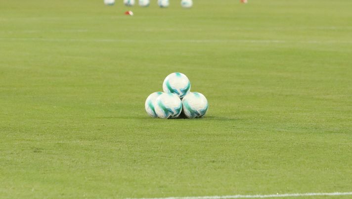 CAGLIARI, ITALY - SEPTEMBER 27: A general view of match balls on the pitch prior to the Serie A match between Cagliari Calcio and FC Internazionale at Stadio Sant'Elia on September 27, 2025 in Cagliari, Italy. (Photo by Enrico Locci/Getty Images) Serie A, stabilito l’inizio del prossimo campionato: si parte il 23 agosto - immagine 1