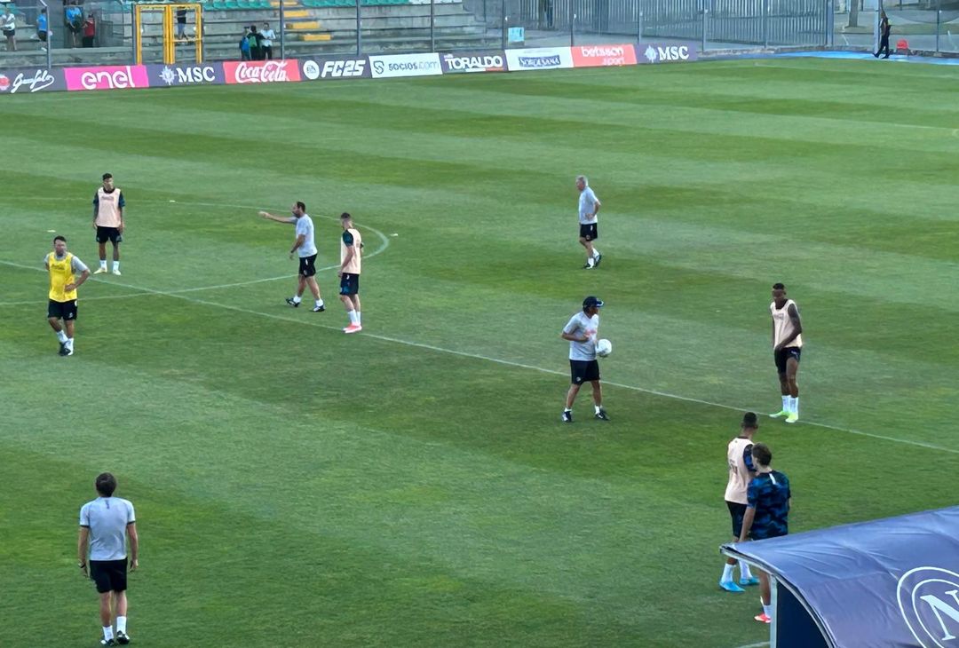 GALLERY Conte lavora sui movimenti della linea difensiva: fitto colloquio con Natan - immagine 3