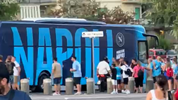 Napoli-Modena, l’arrivo del pullman azzurro allo stadio Maradona